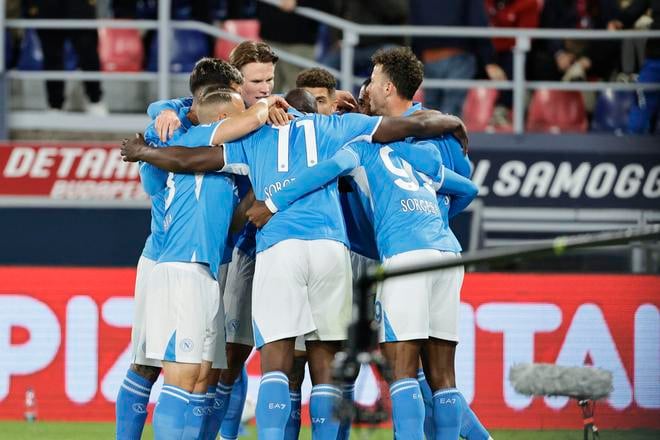 Hráč Neapola Frank Anguissa sa raduje z gólu so spoluhráčmi, vľavo slovenský futbalista Stanislav Lobotka počas zápasu 31. kola talianskej Serie A FC Bologna - SSC Neapol v Bologni 7. apríla 2025.