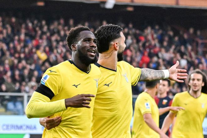 Hráč Lazia Boulaye Dia (vľavo) oslavuje gól počas futbalového zápasu Serie A