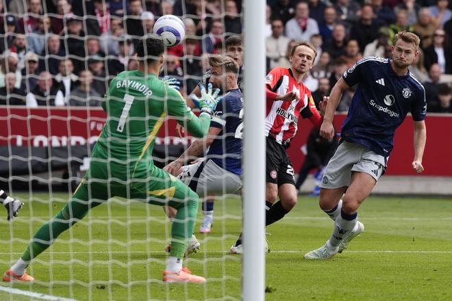 Futbalista Manchestru United Luke Shaw (uprostred) si strieľa vlastný gól v zápase 35. kola anglickej Premier League FC Brentford - Manchester United.