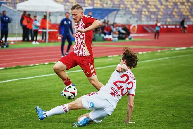 Na snímke zľava Dominik Veselovský (Banská Bystrica) a Matej Madleňák (Ružomberok).