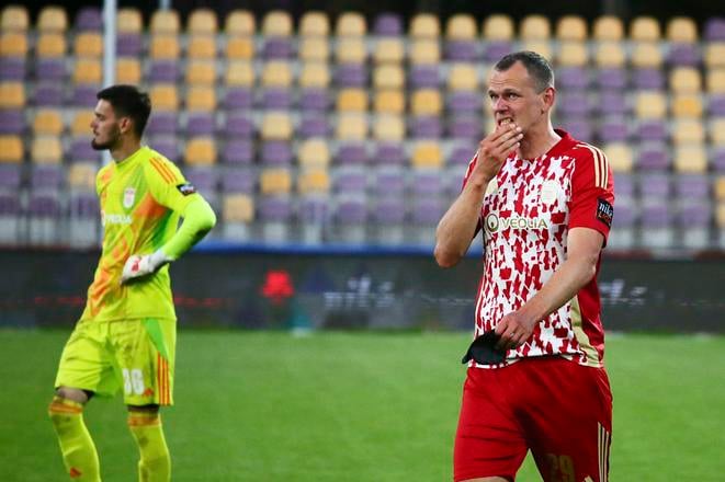 V zlomovom zápase s Ružomberkom urobil hrubú chybu brankár Banskej Bystrice Michal Trnovský, ktorý neodkopol čistú loptu a David Huf rozvlnil sieť. Gesto útočníka Tomáša Maleca (vpravo) bezprostredne po tomto momente je veľavravné. Liptáci napokon zvíťazili 2:0.