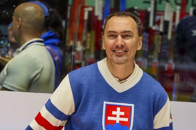 Aj generálny manažér národného tímu Miroslav Šatan si počas dvojzápasu proti Francúzsku obliekol špeciálny retro sveter. 