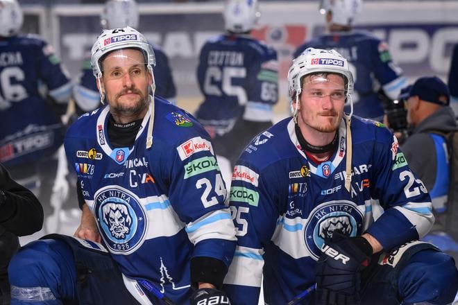 Na snímke kapitán HK Nitra Branislav Mezei (vľavo) a útočník Samuel Buček.