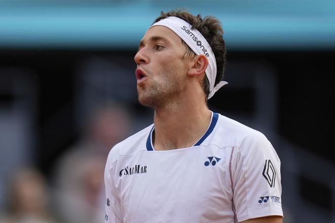 Nórsky tenista Casper Ruud reaguje vo finále dvojhry mužov proti Jackovi Draperovi z Británie na turnaji Masters 1000 v Madride.