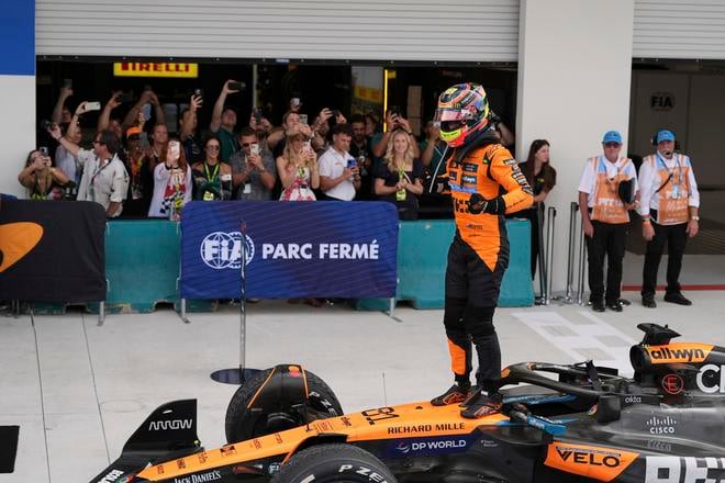 Jazdec McLarenu Oscar Piatri po víťazstve v Miami.
