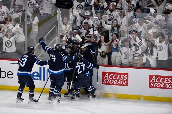 Radosť hokejistov Winnipegu po vyrovnávajúcom góle Colea Perfettiho v rozhodujúcom zápase play-off proti  St. Louis Blues.