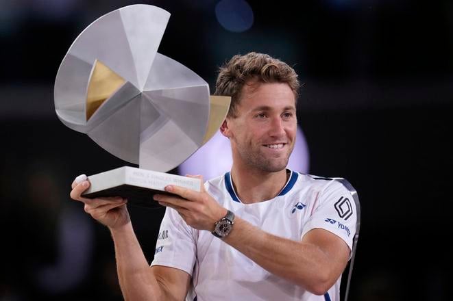 Nórsky tenista Casper Ruud s trofejou za triumf na Masters 1000 v Madride 2025.