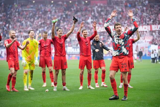 Hráči Bayernu sa tešia z titulu spolu s fanúšikmi.
