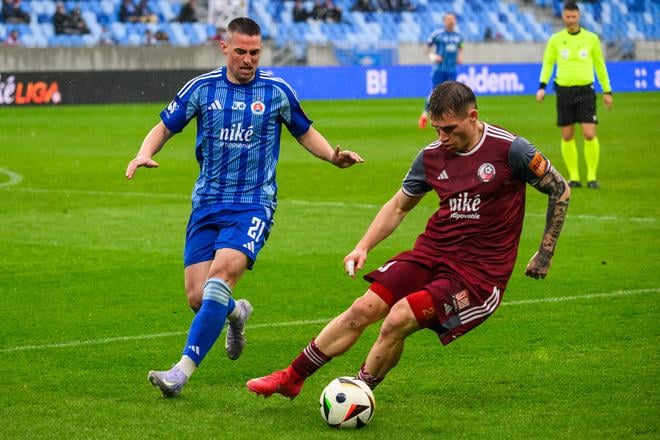 Na snímke zľava Róbert Mak (Slovan) a Peter Kováčik (Podbrezová) - ilustračné foto