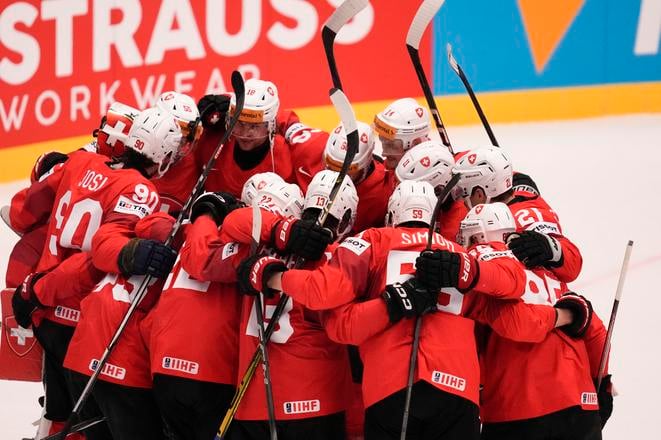 Radosť švajčiarskych hokejistov na MS v hokeji 2024.