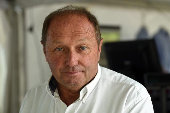 Na archívnej snímke z 5. augusta 2016 bývalý nemecký pretekár F1 Jochen Mass pózuje počas autogramiády v nemeckom Jüchene.