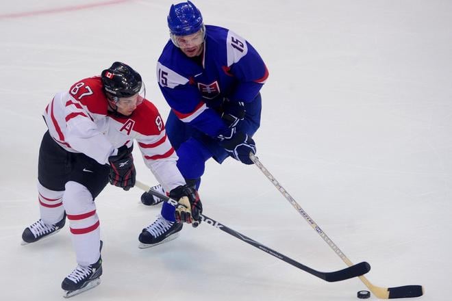 Na snímke vpravo Jozef Stümpel (Slovensko) a vľavo Sidney Crosby (Kanada) počas semifinálového zápasu medzi Slovenskom a Kanadou na XXI. zimnej olympiáde 26. februára 2010 vo Vancouveri.