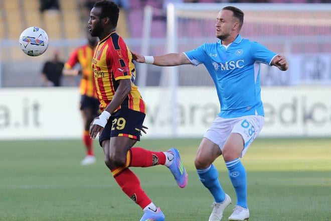 Slovenský futbalista v drese SSC Neapol Stanislav Lobotka (vpravo) a hráč Lecce Lassana Coulibaly (vľavo) bojujú o loptu v zápase 35. kola talianskej Serie A medzi US Lecce a SSC Neapol.