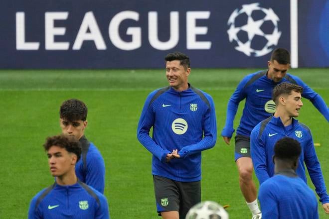 Robert Lewandowski (uprostred) sa usmieva počas tréningu pred utorňajšou odvetou semifinále Ligy majstrov proti Interu Miláno.