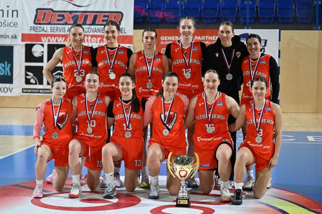 Na snímke hráčky Ružomberka s pohárom za druhé miesto po finálovom zápase Final Four Slovenského pohára.