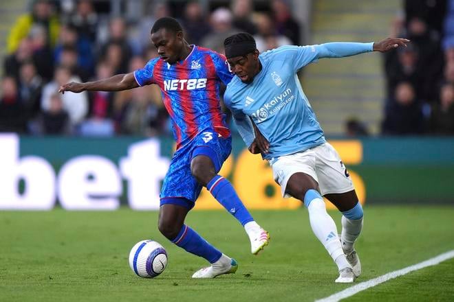 Tyrick Mitchell (vľavo) z Crystal Palace v súboji s hráčom Nottinghamu  Anthonym Elangom.
