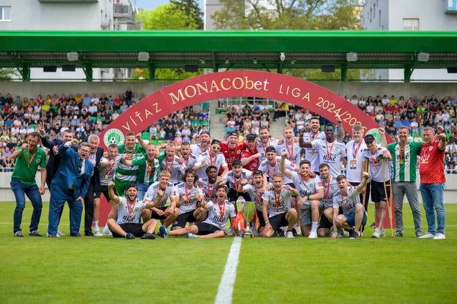 Futbalisti Tatrana Prešov s trofejou pre víťaza Monacobet ligy