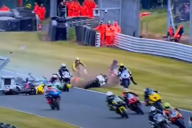 Hromadná havária na britských pretekoch superbikov v Oulton Parku.
