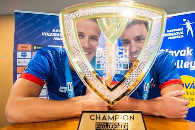 Ľuboš Nemec (vpravo) a Adrián Petruf s trofejou z Filipín.

