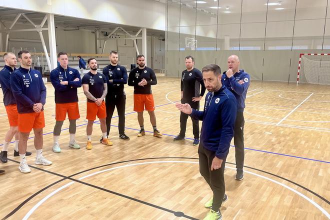 Slovenskí hádzanári sa na záver kvalifikácie ME 2026 pripravujú v Šamoríne, v popredí hlavný tréner Fernando Gurich.