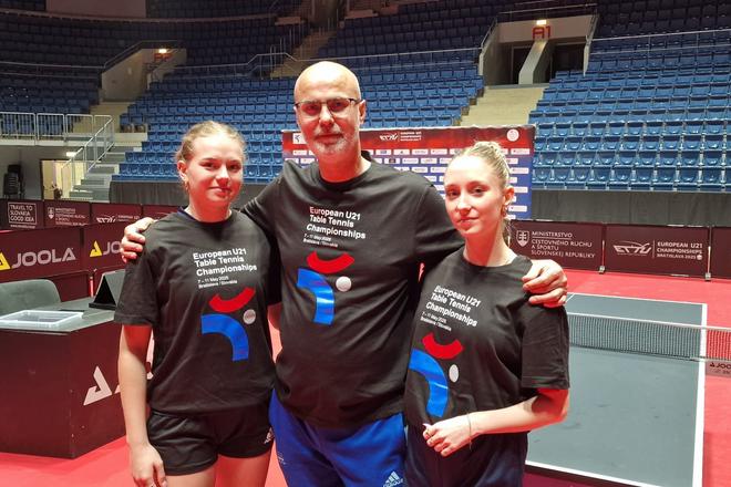 Slovenské reprezentantky Adriana Illášová (vľavo) a Dominika Wiltschková (vpravo) si pod vedením reprezentačného kouča žien Jaromíra Truksu už zatrénovali v dejisku ME do 21 rokov v Bratislave.
