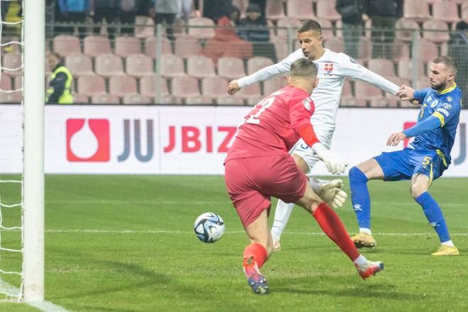 Na snímke slovenský futbalista Ľubomír Šatka (uprostred) strieľa gól.