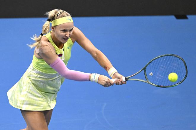 Na snímke slovenská tenistka Rebecca Šramková odvracia loptičku.