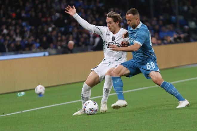 Slovenský hráč Neapolu Stanislav Lobotka (vpravo) v akcii počas zápasu talianskej ligy Serie A SSC Neapol - Empoli FC.