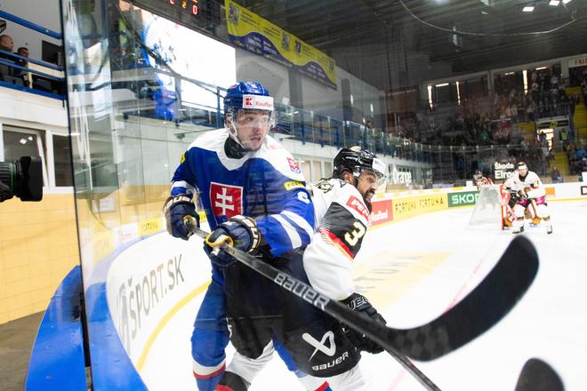 Na snímke zľava Dávid Romaňák a Nemec Dominik Bittner počas prípravného zápasu pred MS 2025 Slovensko - Nemecko v Piešťanoch.