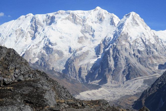 Oblasť Kabru na východe Nepálu tesne pri hranici s Indiou. Vpravo pyramída Ratong (6678 m), vľavo od nej Kabru South (7318 m). Vľavo na konci hrebeňa je Kabru (7420 m).