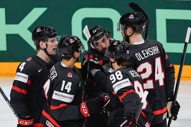 Na snímke kanadskí hokejisti zľava Bowen Byram, Dylan Guenther, Nick Paul, Connor Bedard a Jamie Oleksiak sa tešia z gólu.