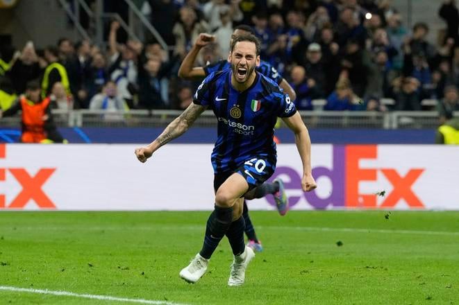 Hráč Interu Miláno Hakan Calhanoglu sa raduje z gólu z penalty počas semifinále Ligy majstrov Inter Miláno - FC Barcelona.