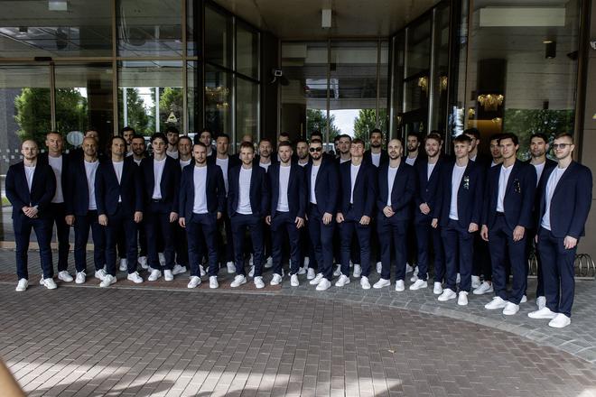 Reprezentačný tím hokejistov pred odletom na MS 2025.
