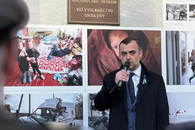 Мирослав Кастран, посол України в Словаччині, під час вшанування третьої річниці повномасштабного російського вторгнення біля стін Посольства України в Братиславі. 24 лютого 2025 рік.
