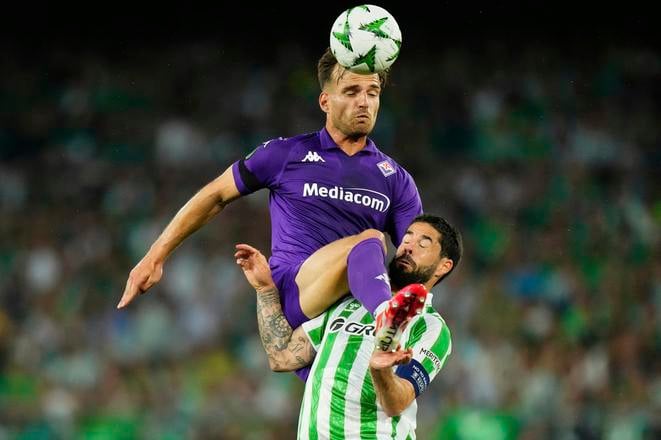 Marin Pongračič z Fiorentin (hore) v súboji s Iscom z Betisu Sevilla.