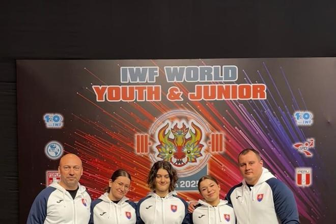 Slovenská výprava v Lime. Zľava Pavol Trojčák (tréner mládeže), Laura Svrčková, Ráchel Závacká, Linda Svrčková a Štefan Gribanin (tréner žien a junioriek).