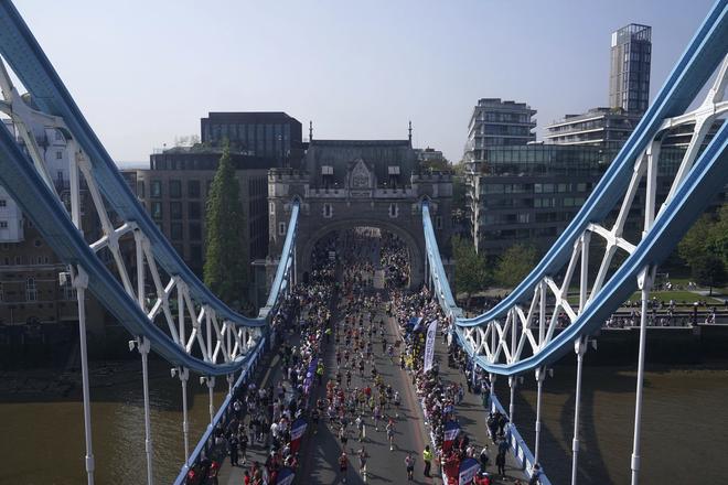 Bežci počas Londýnskeho maratónu bežia cez most Tower Bridge