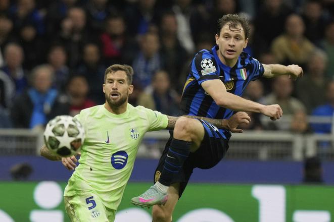 Inigo Martinez (FC Barcelona) a Nicolo Barella (Inter Miláno) počas odvetného zápasu semifinále Ligy majstrov.