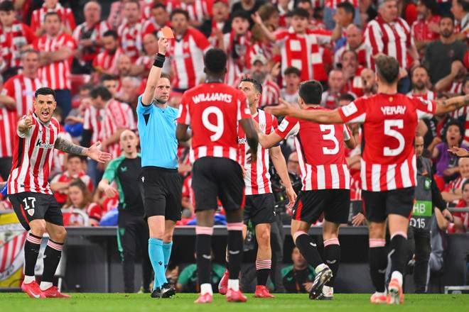 Momentka z prvého semifinále Európskej ligy medzi Athleticom Bilbao a Manchesterom United.
