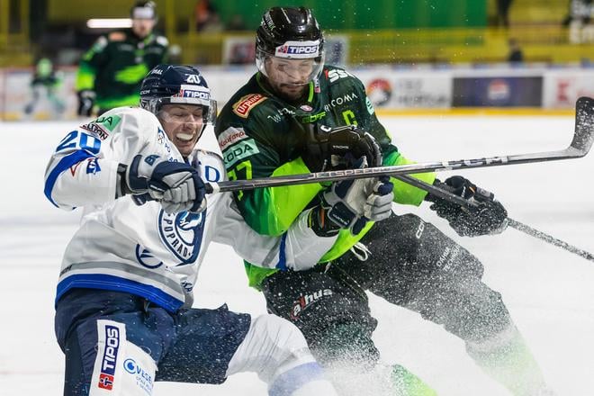 Na snímke sprava Rastislav Dej (Žilina) a Peter Kundrik (Poprad).