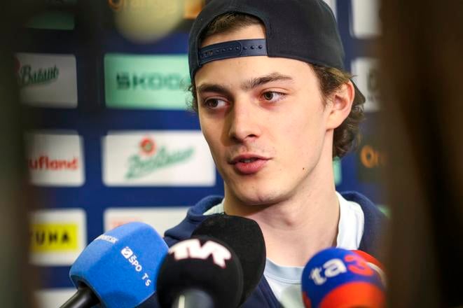 Dalibor Dvorský počas brífingu slovenskej hokejovej reprezentácie v posledných dňoch prípravy na majstrovstvá sveta vo Švédsku a Dánsku.