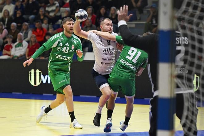 Martin Potisk sa snaží preniknúť cez maďarskú obranu počas kvalifikačného zápasu v Hlohovci o postup na majstrovstvá Európy 2026.
