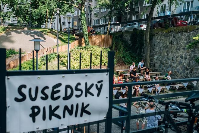 Picnic with neighbours at the Good Market event