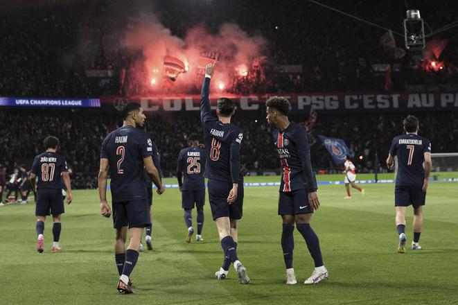 Hráč PSG Fabian Ruiz (uprostred) sa raduje so spoluhráčmi z gólu v odvete semifinále LM Paríž St. Germain - FC Arsenal.