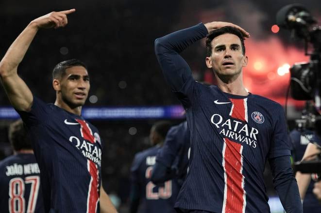 Hráči PSG Fabian Ruiz (vpravo) a Achraf Hakimi sa radujú z gólu.