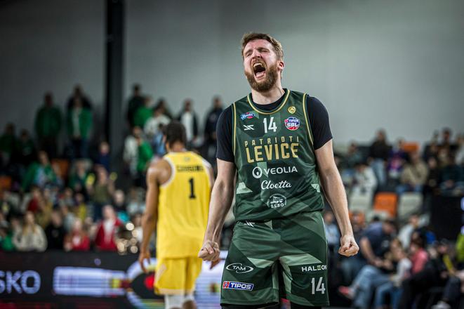 Levický kapitán David Abrhám oslavuje jednu z jeho dôležitých trojok v druhom finálovom stretnutí SBL.