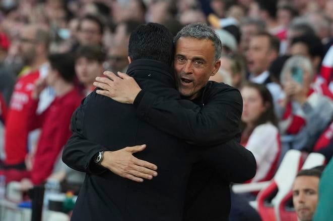 Tréner PSG Luis Enrique (vpravo) a manažér Arsenalu Mikel Arteta.