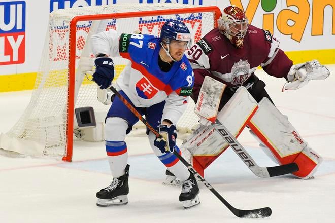 Na snímke zľava Pavol Regenda (Slovensko) a brankár Kristers Gudlevskis (Lotyšsko) počas MS v hokeji 2024.