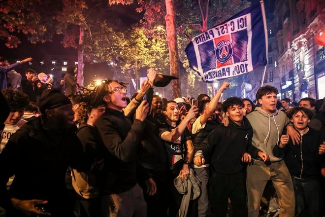 Fanúšikovia PSG oslavujú postup svojho tímu do finále Ligy majstrov.