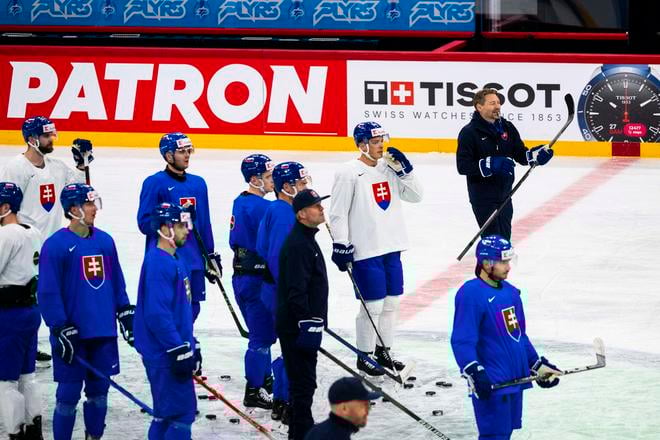 Na snímke hokejoví reprezentanti SR a vpravo hore tréner hokejovej reprezentácie SR Vladimír Országh počas prvého tréningu slovenskej hokejovej reprezentácie pred otvorením majstrovstiev sveta v ľadovom hokeji 2025 vo švédskom Štokholme 8. mája 2025.